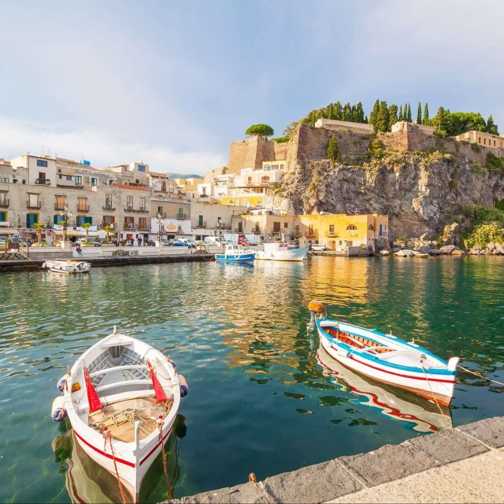 Il castello di Lipari a strapiombo sul mare